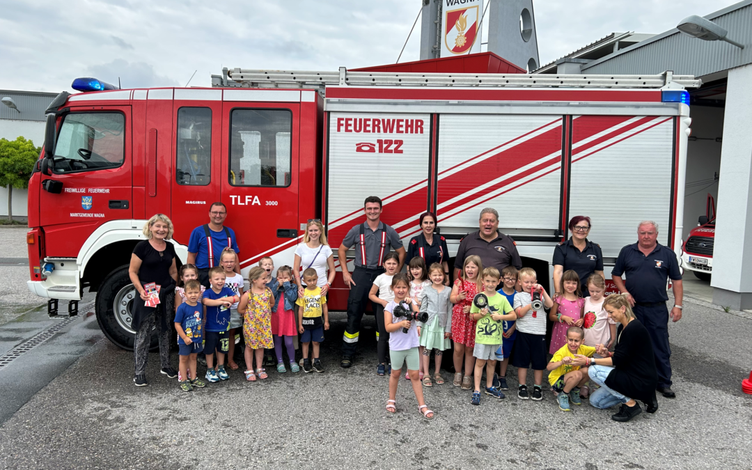 Kindergartenkinder entdecken die Feuerwehr
